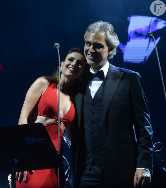 Paula Fernandes se emociona em dueto com Andrea Bocelli e para de cantar