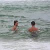 Cauã Reymond e a namorada, Mariana Goldfarb, deram um mergulho no mar da Barra da Tijuca, Rio de Janeiro