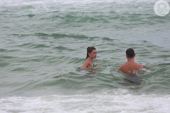 Cauã Reymond e a namorada, Mariana Goldfarb, deram um mergulho no mar da Barra da Tijuca, Rio de Janeiro