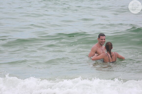 Cauã Reymond e a namorada, Mariana Goldfarb, mergulharam com direito a momentos de carinho