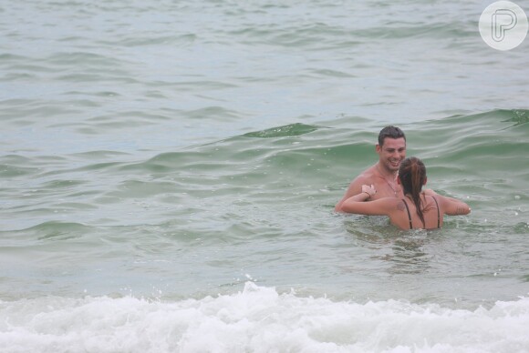 Cauã Reymond e Mariana Goldfarb foram à praia da Barra da Tijuca, Zona Oeste do Rio de Janeiro, nesta sexta-feira, 14 de setembro de 2016