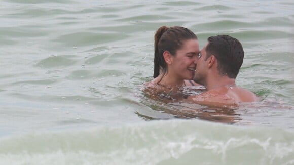 Cauã Reymond e namorada, Mariana Goldfarb, trocam beijos em praia carioca. Fotos