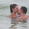 Cauã Reymond e a namorada, Mariana Goldfarb, trocaram beijos em praia do Rio nesta sexta-feira, 14 de setembro de 2016