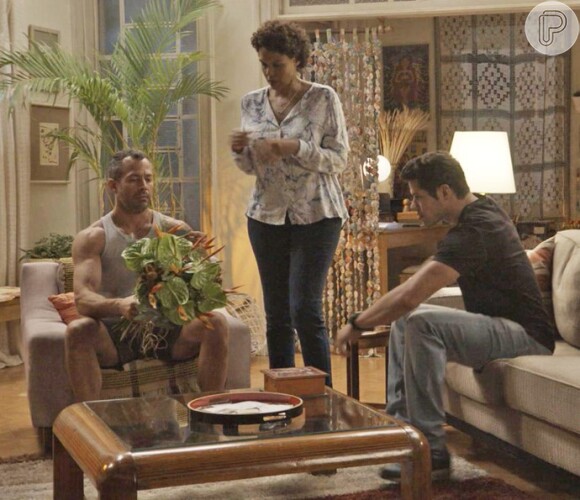 Adônis (José Loreto) confronta Nair (Ana Carbatti) diante dos irmãos, na novela 'Haja Coração'
