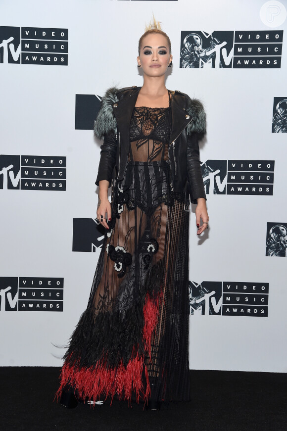 O look Marc Jacobs usado por Rita Ora no MTV Awards 2016 tinha sutiã e hotpant à mostra