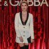 Julia Faria deixou a lingerie aparente em blazer off white Dolce & Gabbana combinado com bota de cano alto na festa promovida pela marca