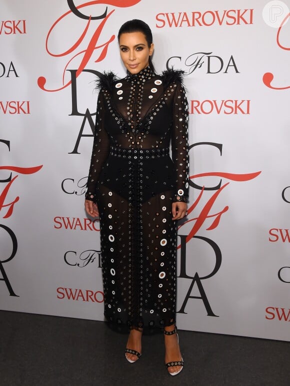 O vestido superfechado Proenza Schoule de Kim Kardashian deixava lingerie aparente, o que deu o efeito sexy ao look