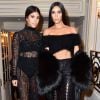 Enquanto Kim optou por calça no estilo lace-up da grife Ben Taverniti, Kourtney Kardashian escolheu deixar a lingerie à mostra em vestido transparente