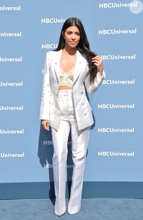 Kourtney Kardashian usou look total white Sergio Hudson com top rendado à mostra 