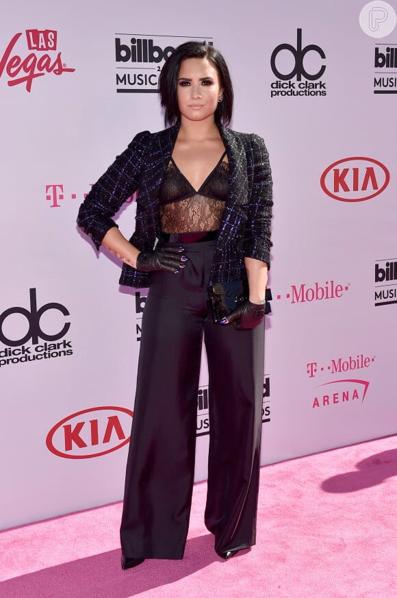 Para contrastar com produção bem coberta, com pantalona e blazer, Demi Lovato usou blusa transparente com lingerie aparente no Billboard Music Awards 2016