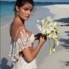 Em seu casamento com Di Ferrero, Isabeli Fontana deixou a lingeire à mostra com vestido exclusivo Água de Coco, com mais de 10 mil cristais