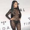Nicki Minaj usou bodysuit da grife Margiela totalmente transparente com lingerie à mostra e estava, aparentemente, sem sutiã