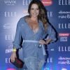 Com look total jeans, Renata Dominguez exibiu um modelito deixou o strappy Laura Novaes à mostra na blusa Levis durante o desfile do 'Elle Fashion Preview', no AquaRio, em outubro de 2016