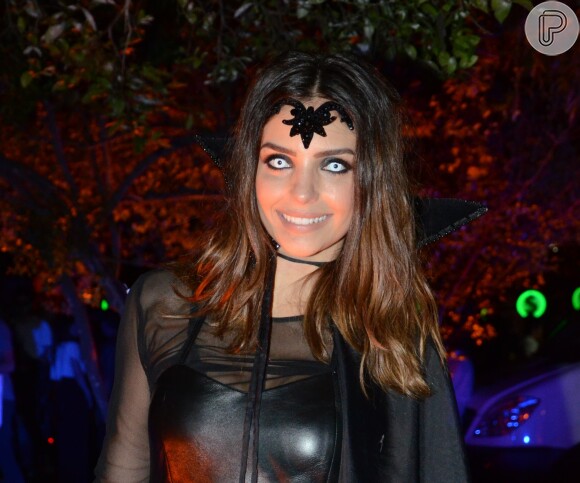 Carol Celico apareceu quase irreconhecível com as lentes de contato compondoa sua fantasia para a festa de Halloween