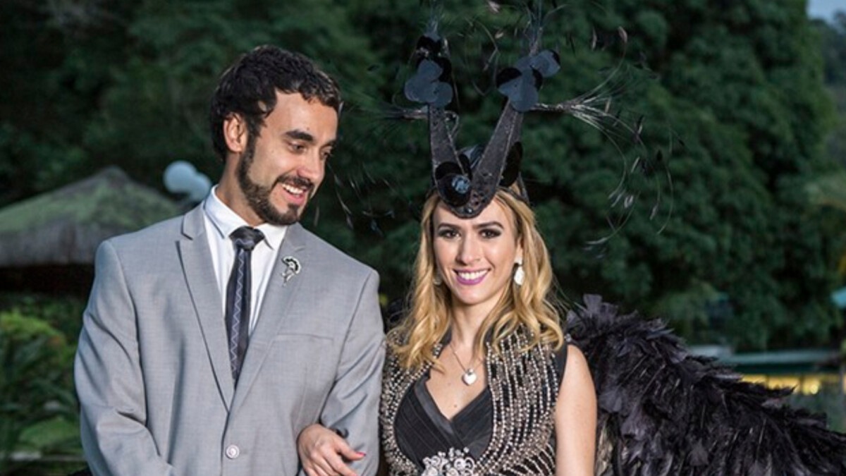 Foto Na novela Haja Coração Fedora Tatá Werneck usou vestido exótico em casamento com