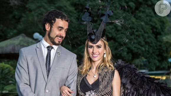 Na novela 'Haja Coração', Fedora (Tatá Werneck) usou vestido exótico em casamento com Leozinho (Gabriel Godoy)