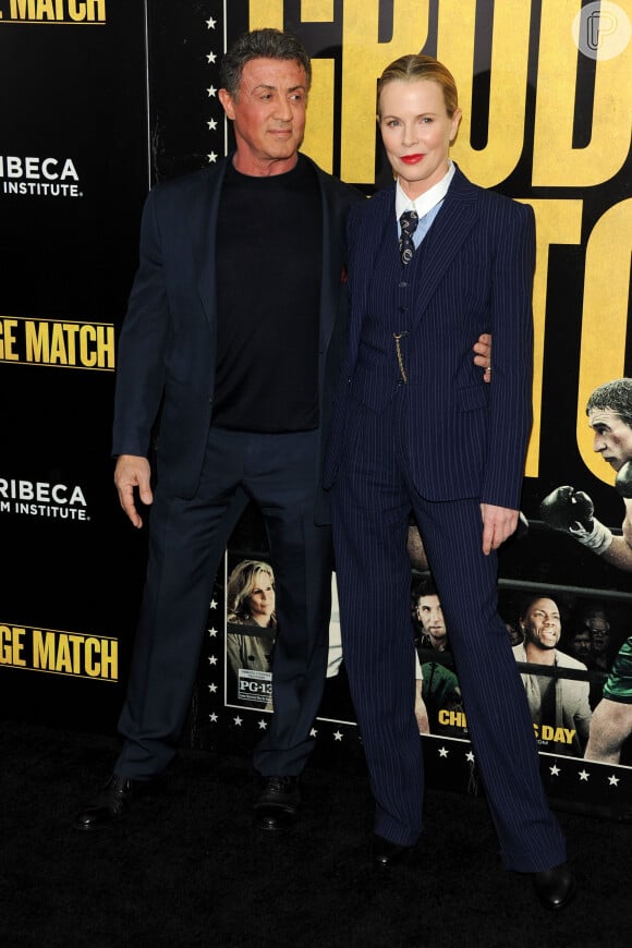 Kim Basinger posa ao lado de Sylvester Stallone na première do longa
