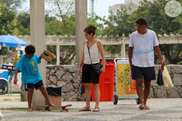Drica Moraes, Matheus e Fernando Pitanga passearam pelo Parque dos Patins, na Zona Sul do Rio