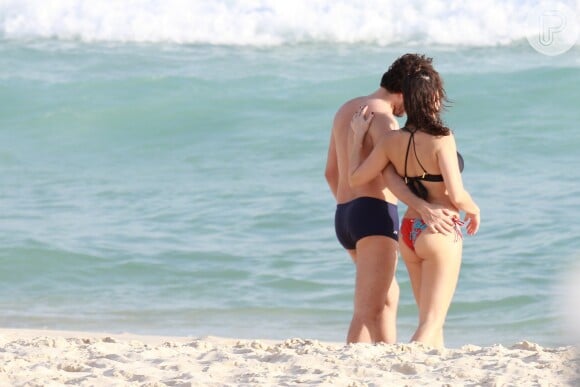 Giselle Itié e Guilherme Winter trocaram carinhos na praia