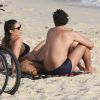 Giselle Itié e Guilherme Winter curtiram momentos de descontração e romance na praia da Barra da Tijuca, no Rio, neste domingo, 16 de outubro de 2016