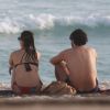 Giselle Itié e Guilherme Winter curtiram momentos de descontração e romance na praia da Barra da Tijuca, no Rio, neste domingo, 16 de outubro de 2016