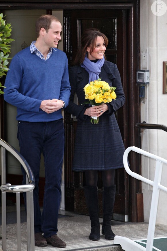 Neste registro, o casal real sai do hospital onde Kate ficou internada por alguns dias