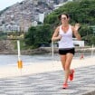 De shortinho, Glenda Kozlowski exibe boa forma durante corrida pela orla carioca