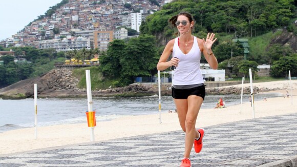 De shortinho, Glenda Kozlowski exibe boa forma durante corrida pela orla carioca
