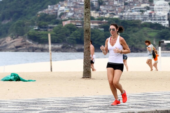 Recentemente, Glenda Kozlowski escolheu um biquíni de lacinho para curtir a praia de Ipanema, no Rio de Janeiro, em 17 de dezembro de 2013
