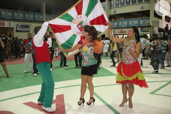 Paloma Bernardi sambou segurando a bandeira da escola