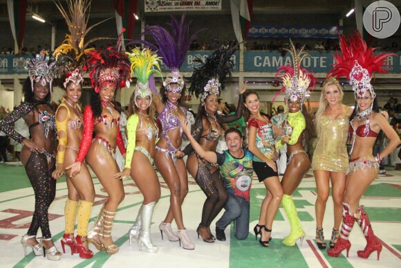 Paloma Bernardi com as passistas da Grande Rio e o promoter David Brazil