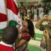 Como forma de agradecimento e para mostrar o seu amor pela escola, Paloma Bernardi beijou a bandeira da Grande Rio
