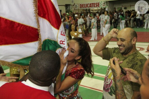 Como forma de agradecimento e para mostrar o seu amor pela escola, Paloma Bernardi beijou a bandeira da Grande Rio
