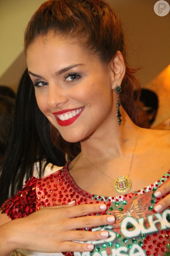 Paloma Bernardi marcou presença na quadra da Grande Rio na noite de terça-feira, 17 de dezembro de 2013