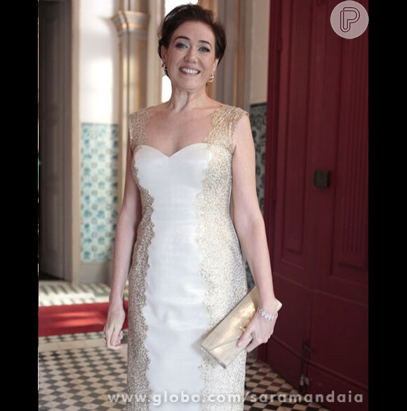 Vitória Villar entrou para a lista dos mais pedidos com o vestido branco que usou no casamento de sua filha, em 'Saramandaia'; todo em renda dourada, ele é da marca Arte Sacra