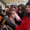 Surie Cruise, filha de Katie com o ex-marido, Tom Cruise, caiu no choro por conta do assédio dos paparazzi, em 3 de janeiro de 2013