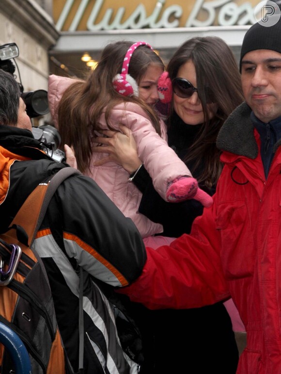 Surie Cruise, filha de Katie com o ex-marido, Tom Cruise, caiu no choro por conta do assédio dos paparazzi, em 3 de janeiro de 2013