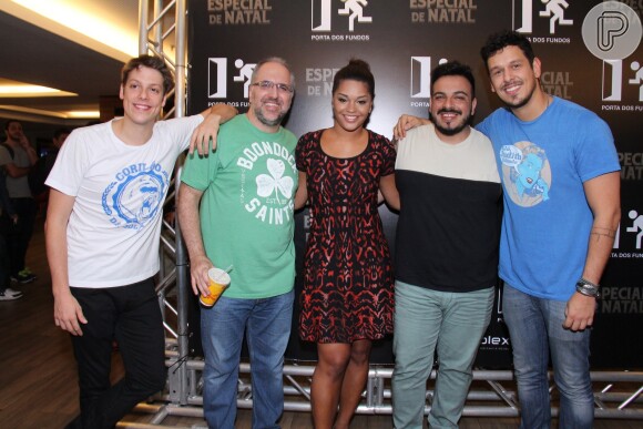 Juliana Alves posa com integrantes do 'Porta dos Fundos'