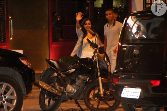 Anitta acena para o paparazzo na saída do restaurante