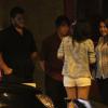 Anitta conversa com amigos na porta de restaurante