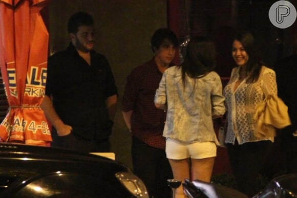 Anitta conversa com amigos na porta de restaurante