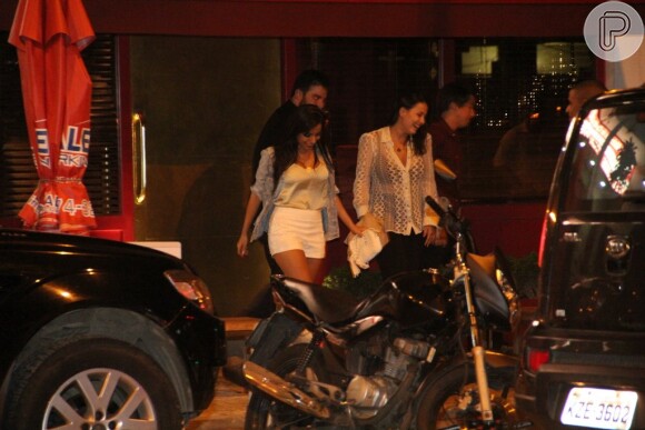 Anitta sai do restaurante na companhia de amigos
