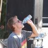 Marcello Novaes bebe água para se refrescar