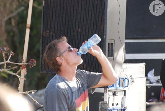 Marcello Novaes bebe água para se refrescar
