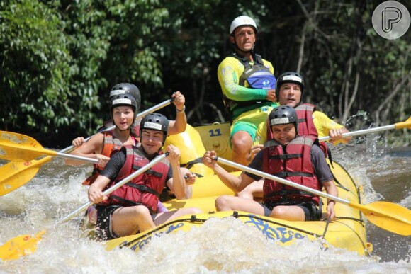 Daniel e Aline praticaram rafting no rio Jacaré Pepira, em Brotas, no interior de São Paulo,acompanhados do time Bozo D'água, tri campeão mundial no esporte