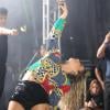 COm as penas à mostra, Claudia Leitte dança em seu show