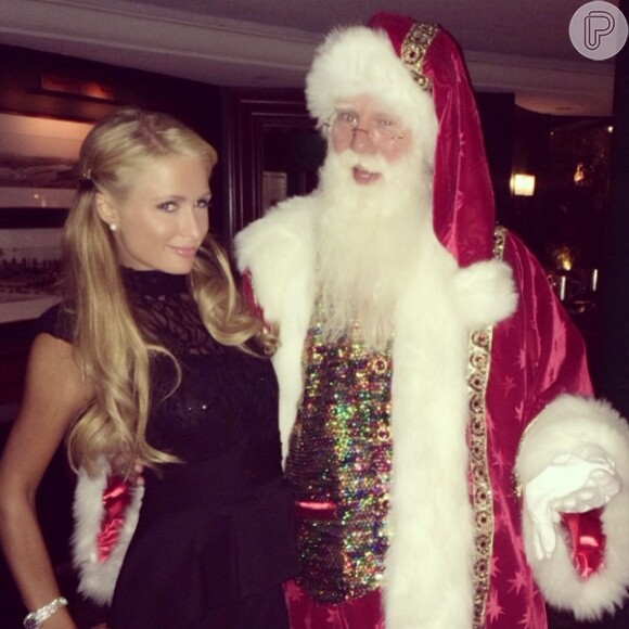 Paris Hilton curtiu a noite de Natal em um restaurante, em Beverly Hills. Ela compartilhou uma foto ao lado do Papai Noel e perguntou: 'Você foi impertinente ou agradável este ano?'
