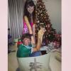 Sthefany Brito também passou a noite com a família. No Instagram, ela compartilhou uma foto divertida, em que aparece segurando o irmão, Kayky, dentro de uma sacola: 'Papai Noel me ama muito! Olha que presentão me trouxe!'