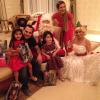 Luciano Camargo compartilhou uma foto ao lado do Papai Noel, da Mamãe Noel, da mulher, Flávia Camargo, e das filhas gêmeas, Isabella e Helena: 'Então é Natal'