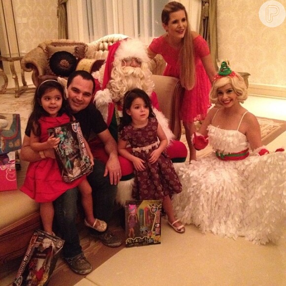 Luciano Camargo compartilhou uma foto ao lado do Papai Noel, da Mamãe Noel, da mulher, Flávia Camargo, e das filhas gêmeas, Isabella e Helena: 'Então é Natal'